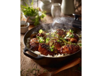 皮酥肉嫩辛集扒鸡：传统工艺制作家乡味，香气扑鼻让人回味无穷