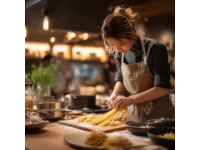 河南开封面馆师傅绝技：一米大刀切出细如丝面的传统美食传奇
