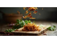 云南特色美食：油淋牛干巴的独特制作工艺
