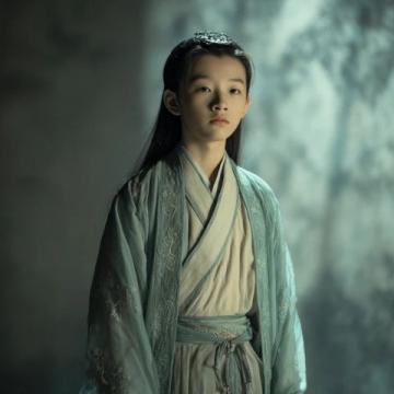 因为史湘云的脸上犯了杏斑癣,于是有了治疗药物蔷薇硝出场,但是被茉莉粉