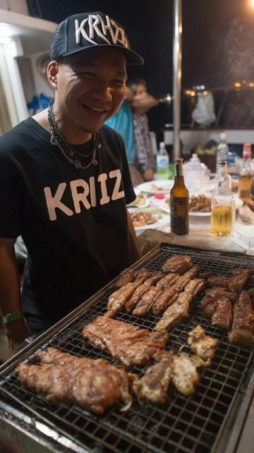 探秘新密美食夜市:文昌大公鸡与炭火羊排的魅力