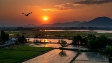 松滋县有个小镇边缘临大湖,大片水面映照着夕阳。