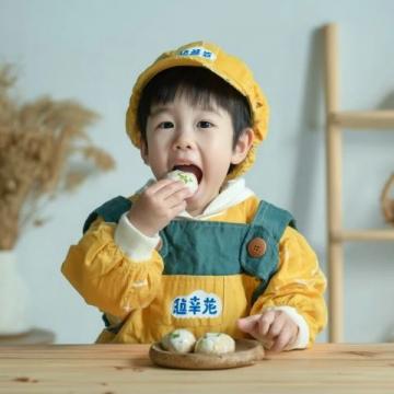 谢浩男妈妈许健华成功回归,带小女儿上学,还展示厨房神器