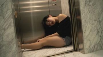 进电梯前的她感动得热泪盈眶