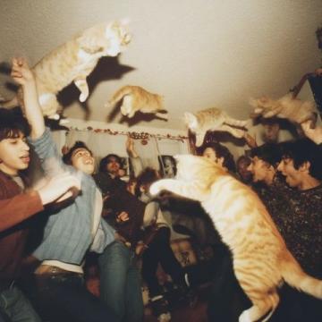 1990年除夕夜,唐国强的妻子洗完澡化完妆,穿上一身新衣