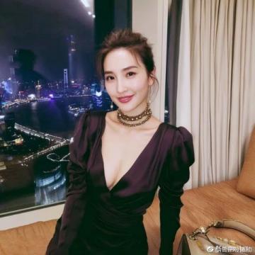 1985年，杨紫琼与香港富商潘迪生相恋，两人热恋3年后，在杨紫琼26岁那年