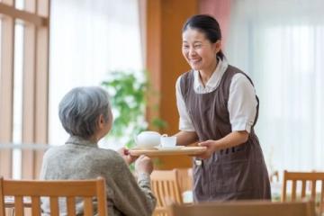 资深住家保姆招聘:九年驾龄,擅长烹饪与家务照料