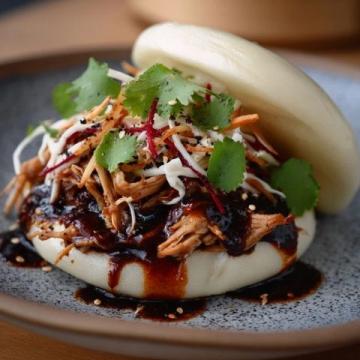 以下是一道原创改良版粉蒸肉食谱,以茶香解腻、果香增鲜为特色