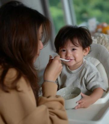 郝劭文妻子二胎生子,晒儿子吃鸡腿照笑翻网友