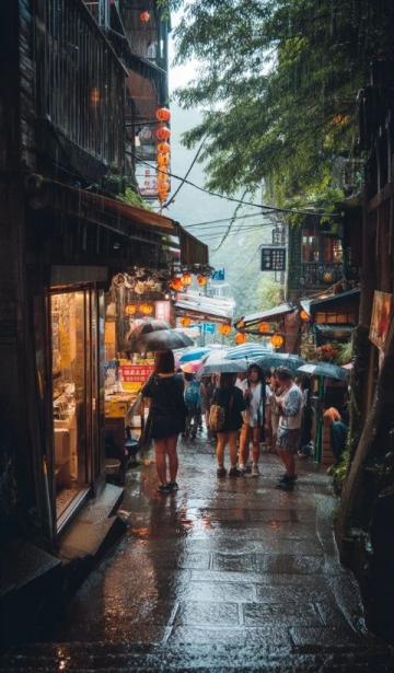 深圳南山沙河西路老旧街区漫步记：小店林立与现代气息碰撞