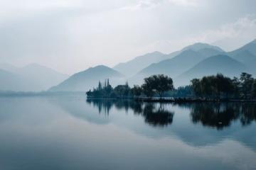 黎明六点，微光悄然洒落顺峰山公园的青云湖畔,湖水仿若被唤醒的精灵，泛起粼粼波光