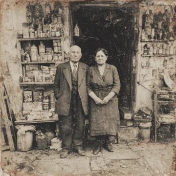 这是1945年11月份的一组珍贵老照片，拍摄于重庆路边的一家小吃店