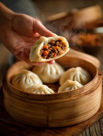如何制作经典红豆沙粽和鲜肉蛋黄粽?详细步骤分享