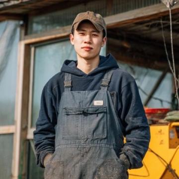 樊俊的高山农场:从药材种植到生态养殖的致富之路