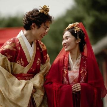 5月20日,孔子第76代孙公开消息,自己已在美国结婚,妻子厚唇大眼是大马名媛