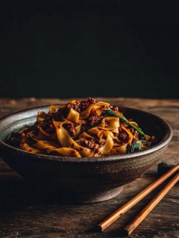 深秋大食堂午餐菜单:炸鸡腿配肉丝面,温暖又美味