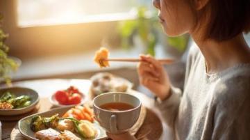 五步打造'好好吃饭': 专注饮食、倾听身体、个性选择、仪式感与心理调适