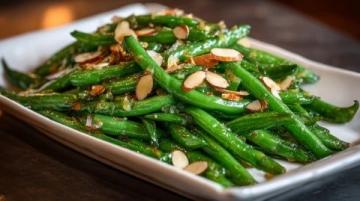 夏日家庭晚餐:清爽素炒豆角与韭菜炒鸡蛋