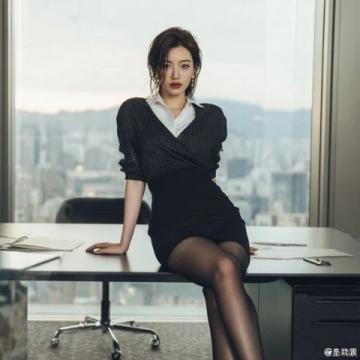 时尚编辑萌萌为筹夏刊熬夜奋战