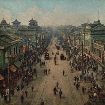 某市，一个游客去旅游，听闻长街宴口碑很好，因此便买了票前去享用