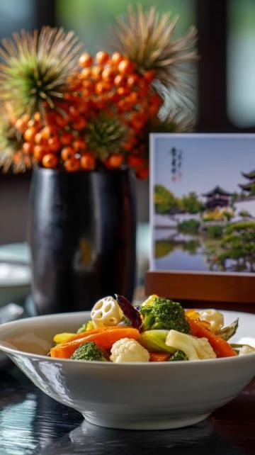 春末养肝菜清蒸芦笋百合炒虾仁美味方便