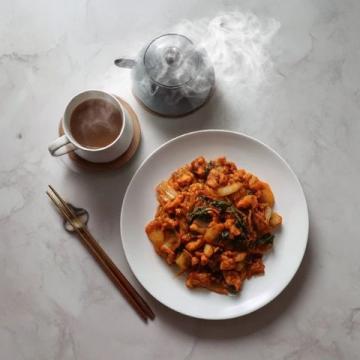 深秋大食堂午餐菜单:炸鸡腿配肉丝面,温暖又美味