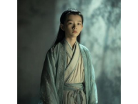 因为史湘云的脸上犯了杏斑癣，于是有了治疗药物蔷薇硝出场，但是被茉莉粉