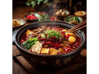 山东是鲁菜的发源地，鲁菜作为中国八大菜系之一，以咸鲜为主、注重火候和刀工