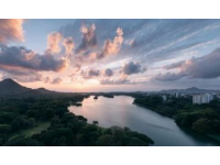 松滋县有个小镇边缘临大湖，大片水面映照着夕阳。