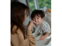 郝劭文妻子二胎生子，晒儿子吃鸡腿照笑翻网友