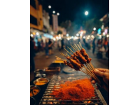 昨晚社会百态里"公婆深夜遛娃吃串"的视频温暖了无数人，老人抱着烤串笑说"被妈妈发