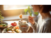 五步打造好好吃饭: 专注饮食、倾听身体、个性选择、仪式感与心理调适