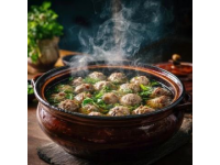 西峰下庄羊肉那可是一绝,清晨羊肉馆子就开始忙碌，大铁锅里羊肉汤翻滚