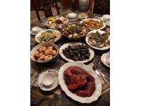 介绍中国传统美食的英语作文(以下是一些中国各地的传统美食介绍)