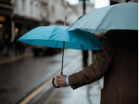 风雨无阻的外卖小哥：背后的辛酸与坚持