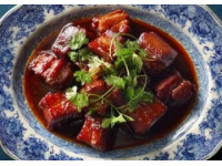 以下是一道原创改良版粉蒸肉食谱，以茶香解腻、果香增鲜为特色