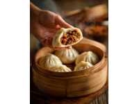 如何制作经典红豆沙粽和鲜肉蛋黄粽？详细步骤分享