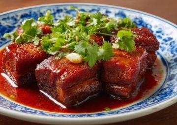 以下是一道原创改良版粉蒸肉食谱,以茶香解腻、果香增鲜为特色