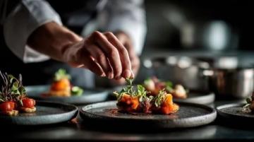 从爱尔兰传统菜肴到全球餐厅名单，重温爱尔兰美食的魅力。