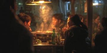 郑州夜市:灯火下的温情回忆与城市生活画卷