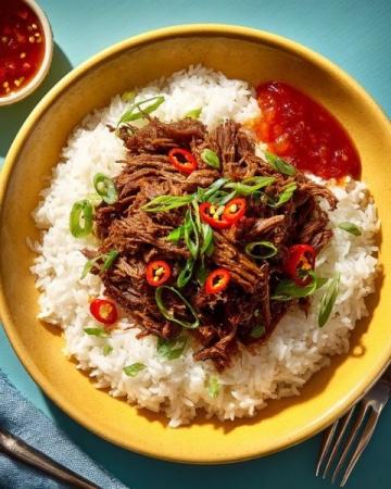 青椒肉丝，这道经典的中式家常菜，以其色泽鲜艳、口感丰富而受到众多食客的喜爱