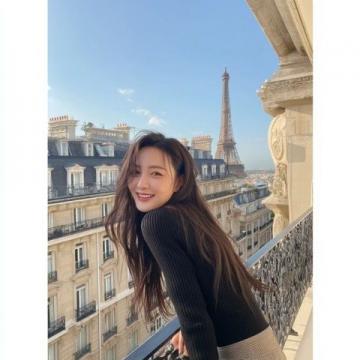 离了个大谱!近日,一女孩来到法国巴黎旅游,结果在景点旁竟然看到了煎饼果子