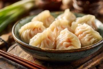 胶州海鲜美食推荐：探寻咱家锅贴店的地道风味