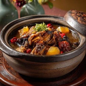 昨晚家常三菜一桌香:五花肉烧土豆、清炒莲藕苗、清炒黄豆芽