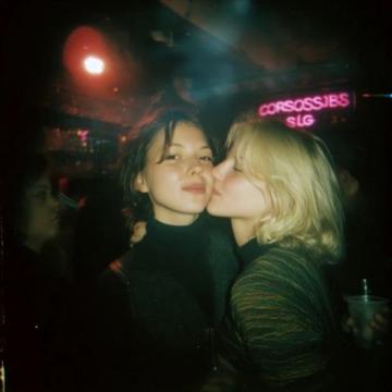 1990年除夕夜,唐国强的妻子洗完澡化完妆,穿上一身新衣