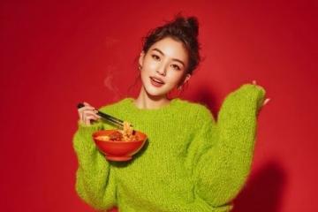 林允生日直播秀厨艺,中餐女神魅力绽放引期待!