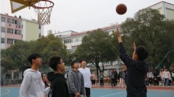 余姚一位75岁的老球迷带领三支门球队征霸全国