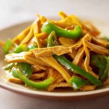青椒肉丝，这道经典的中式家常菜，以其色泽鲜艳、口感丰富而受到众多食客的喜爱