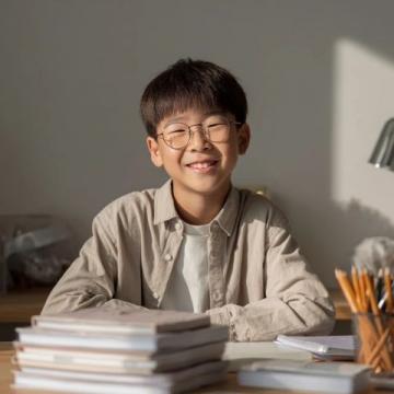 中考英语是许多学生关注的焦点，掌握核心知识点和应试技巧对提高成绩至关重要