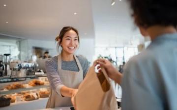 外卖小哥取单时目睹女店员在制作奶茶时哭泣